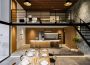 intérieur moderne d'un appartement duplex avec escaliers
