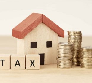 Illustration de la taxe foncière appliquée aux garages et aux biens immobiliers.